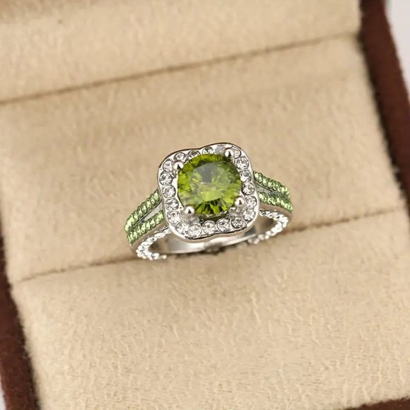 Peridot & White Zircon Ring - Picture 5 of 5